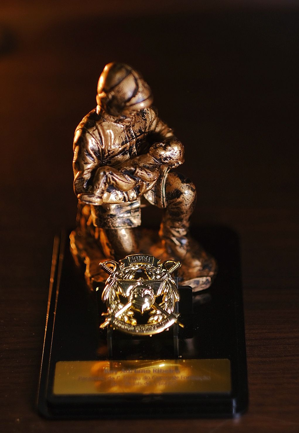 Troféu do Corpo de Bombeiros reconhecendo Ruy Adriano